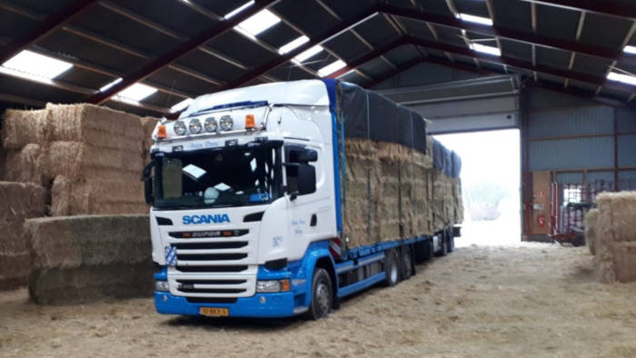 Anton Ponne transport Jubbega vrachtwagen combinatie met stro