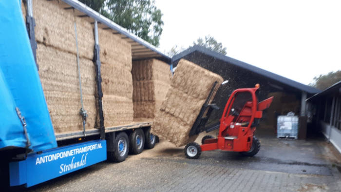 Anton Ponne transport Jubbega vrachtwagen met stro en kooiaap